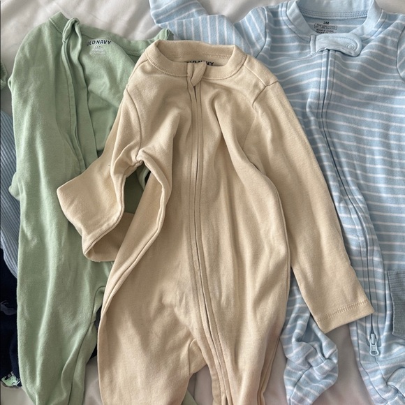 40+ pieces 3-6 month old baby clothes - Picture 7 of 9